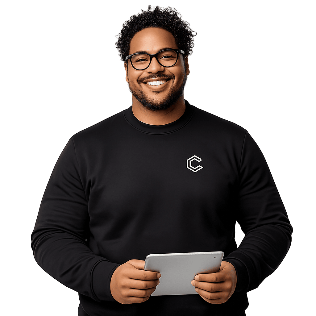 Consultor da Cover Tecnologia sorrindo e segurando um tablet